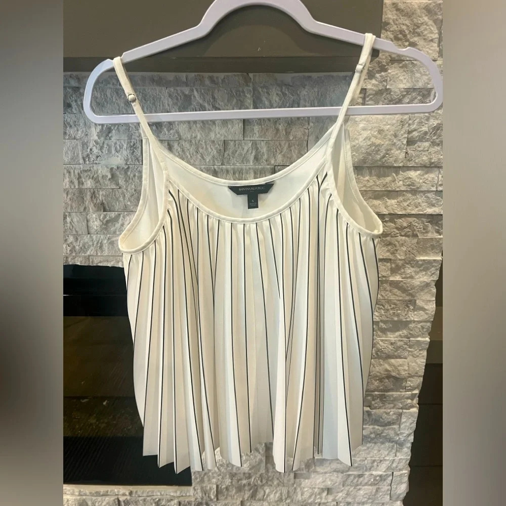 Banana Republic Size Small Pleated spaghetti strap cropped top